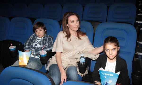Η Τατιάνα με τα παιδιά της στον κινηματογράφο