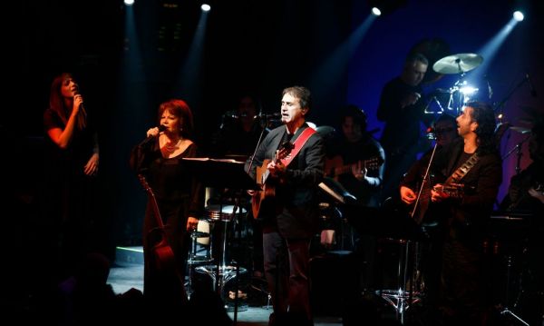 Η πρεμιέρα του Γιώργου Νταλάρα