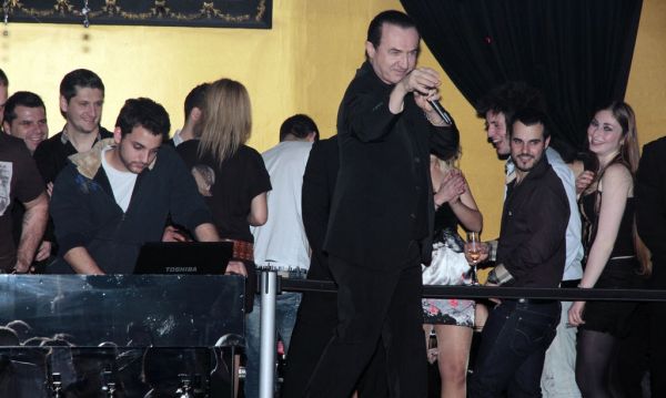 Ο Λευτέρης Πανταζής με όλα... τα μωρά στην πίστα