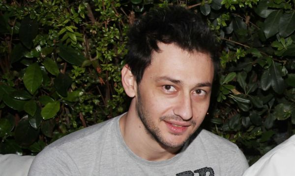 Ποιος τραγουδιστής υπέγραψε με τον Φοίβο;