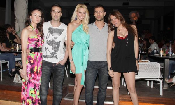 Οι επώνυμοι προτιμούν το… Navy Style