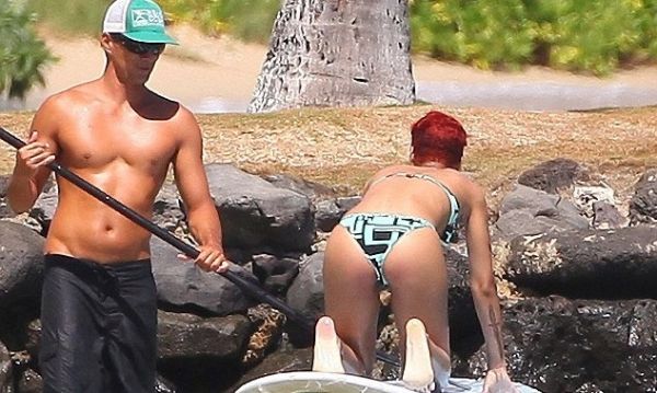 Η Rihanna… «οπλοφορεί»