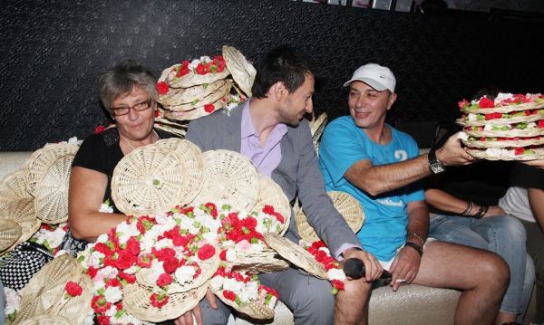 Πάνος Καλίδης: Τραγούδησε αγκαλιά με τη μητέρα του