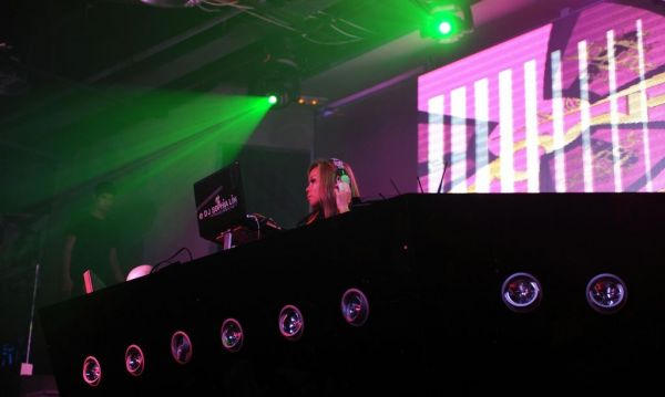 Τα… «έσπασε» στην Αθήνα η DJ Sophia ‘Hustle’ Lin 