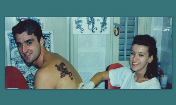 Σε ποιον Έλληνα celebrity ανήκει αυτό το τατουάζ; 