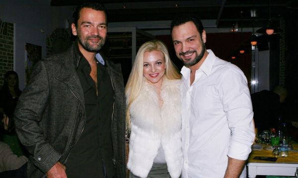 «Πασαρέλα» επωνύμων στην παράσταση της Αλίνας Κοτσοβούλου