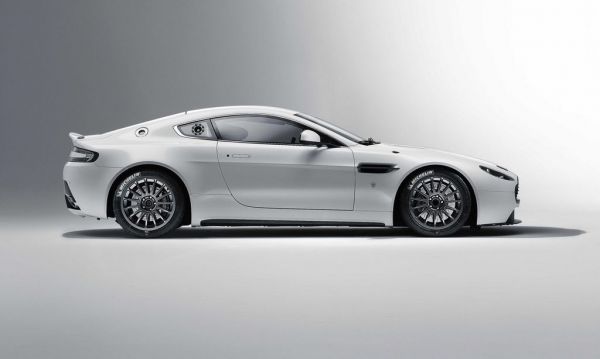 Aston Martin: η αναβαθμισμένη 2011 Vantage GT4 στην αφετηρία