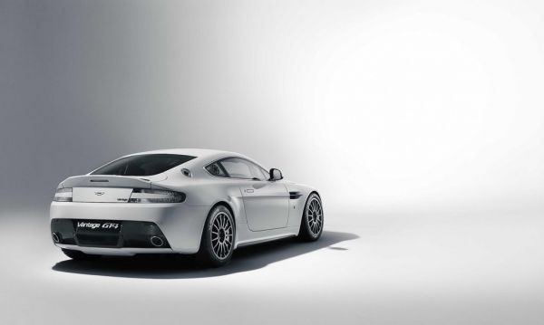 Aston Martin: η αναβαθμισμένη 2011 Vantage GT4 στην αφετηρία