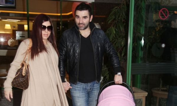 Η έξοδος του ευτυχή μπαμπά Νάσου Γουμενίδη από το μαιευτήριο