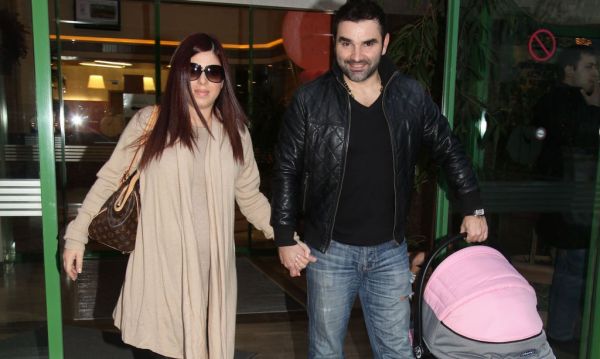 Η έξοδος του ευτυχή μπαμπά Νάσου Γουμενίδη από το μαιευτήριο