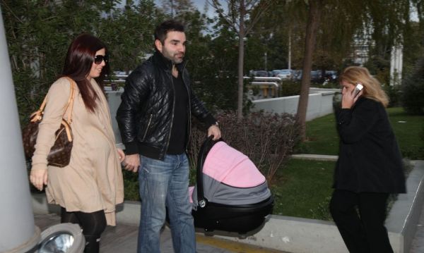 Η έξοδος του ευτυχή μπαμπά Νάσου Γουμενίδη από το μαιευτήριο