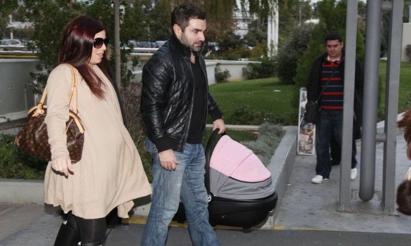 Η έξοδος του ευτυχή μπαμπά Νάσου Γουμενίδη από το μαιευτήριο