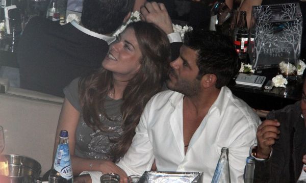 Τα καυτά φιλία του Σέρου Μύρτα με τη νέα του συνοδό