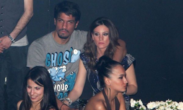 Αθηνά Οικονομάκου-Ραούλ: Στιγμιότυπα από τα καυτά φιλιά τους!