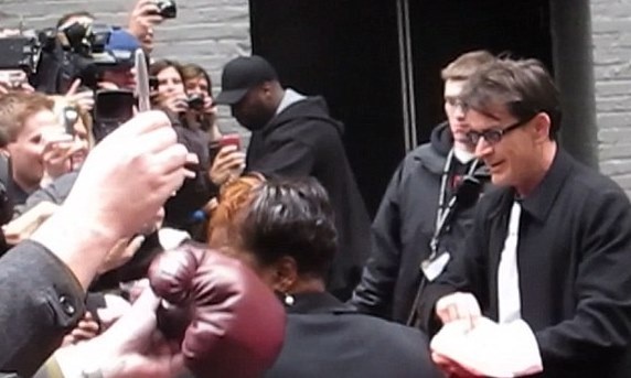 Η «τορπίλη» του Sheen βρήκε στόχο στο Σικάγο