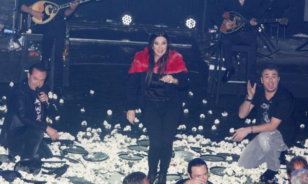 Η Άντζελα Δημητρίου, το κόκκινο γουνάκι και η ζεμπεκιά του Ρέμου!