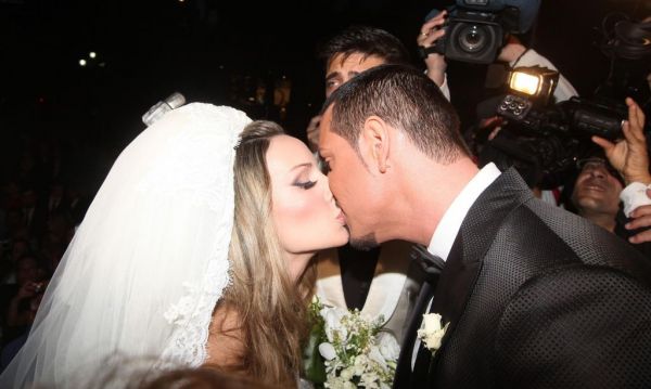 Καρπαθάκη-Βουρλιώτης: Το φωτογραφικό άλμπουμ του γάμου τους!