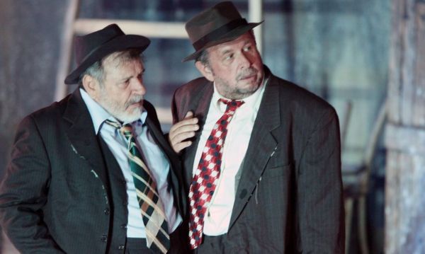 Δείτε ποιοι επώνυμοι βρέθηκαν στην παράσταση «Εκείνος κι εκείνος»