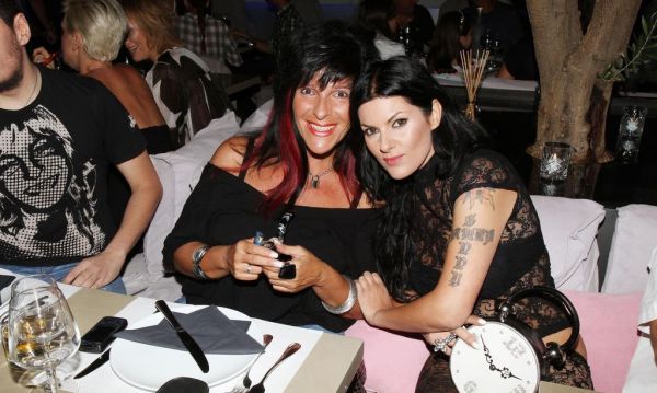 Βραδινή έξοδος με το… ρολόι της! (φωτό)