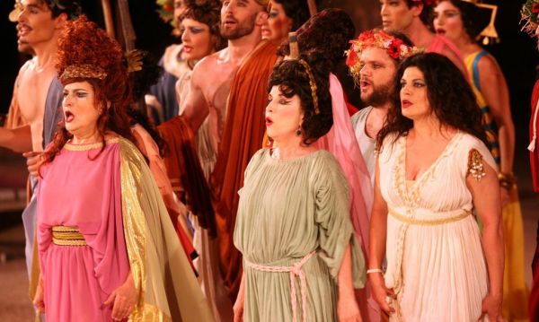 Ποιοι επώνυμοι βρέθηκαν στην λαμπερή παράσταση «Σκηνοβάτες»