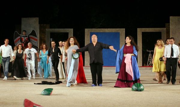 Ποιοι επώνυμοι βρέθηκαν στην λαμπερή παράσταση «Σκηνοβάτες»