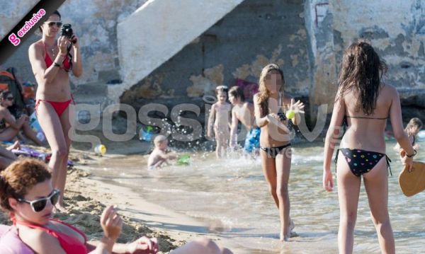 Ποια επώνυμη μαμά παίζει με την κόρη της στην θάλασσα;