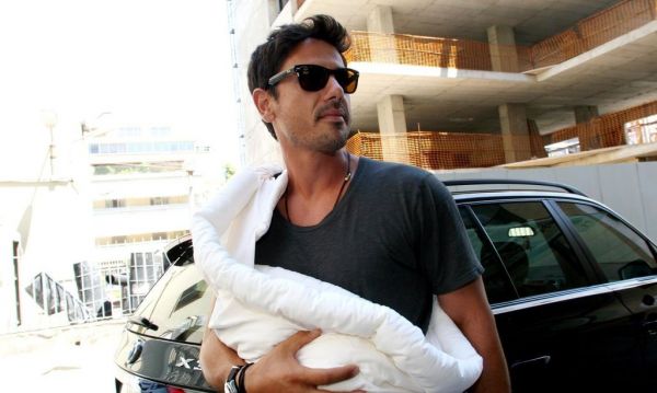 Καμπούρη-Ταρασιάδης: Καρέ καρέ η έξοδός τους από το μαιευτήριο