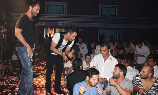 Ο Μαζωνάκης τραγουδούσε και οι Γιαννιάς-Μενιδιάτης τα… έτσουζαν