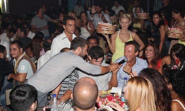 Ο Μαζωνάκης τραγουδούσε και οι Γιαννιάς-Μενιδιάτης τα… έτσουζαν