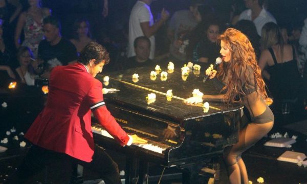 Το καλσόν, το εσώρουχο και έτοιμη να… βγει στην πίστα! (φωτό)