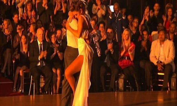 Maria Menounos – Dereck Hough: Το φιλί που άναψε φωτιές!