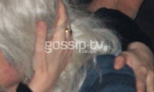 Σε ποια δάχτυλα φορούν τις βέρες τους Καρβέλας-Πάνια;