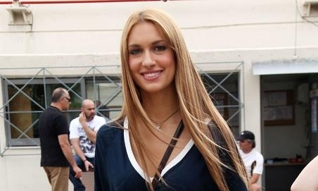 Ποια παρουσιάστρια χρησιμοποιεί Μέσα Μαζικής Μεταφοράς; 