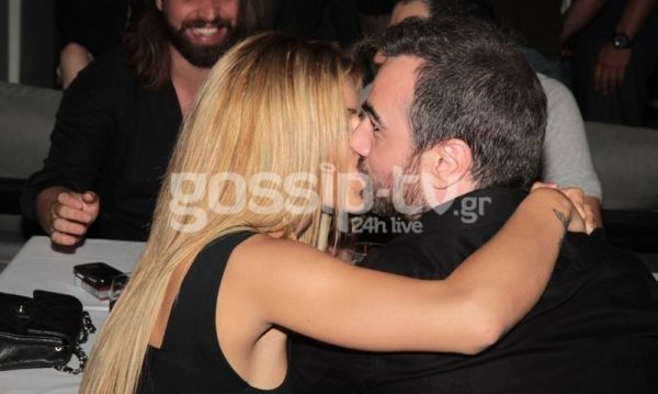 Πρώτο δημόσιο καυτό φιλί για τους… (φωτό)