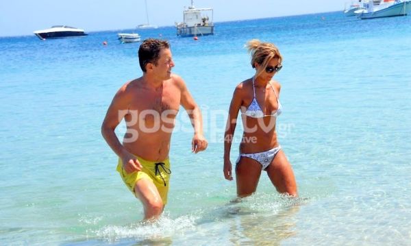 Σπύρος Σπυράκος: Χαλαρώνει στη Μύκονο με την σύζυγό του
