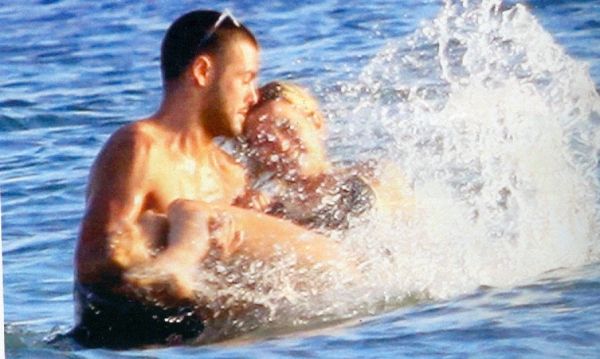 Κώστας Μαρτάκης-Εριέττα Κούρκουλου: Διακοπές στην Αντίπαρο και παιχνίδια στη θάλασσα