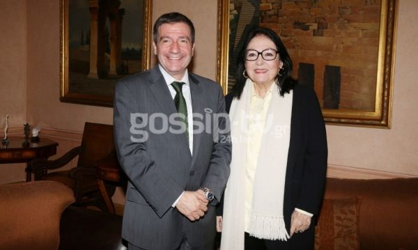 Νάνα Μούσχουρη: Στηρίζει τους ανθρώπους που έχουν ανάγκη