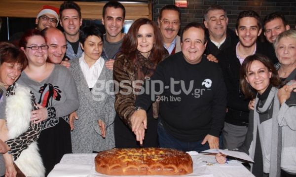 H Kάτια Δανδουλάκη έκοψε την Πρωτοχρονιάτικη πίτα στο θέατρο!