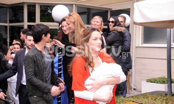 Τα φιλιά του Σάκη Ρουβά στις γυναίκες της ζωή του