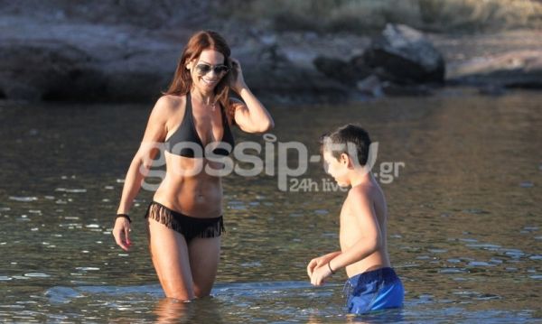 Και η Ελληνίδα μάνα κάνει γυμναστική και… πάει στην Μύκονο! (φωτό)