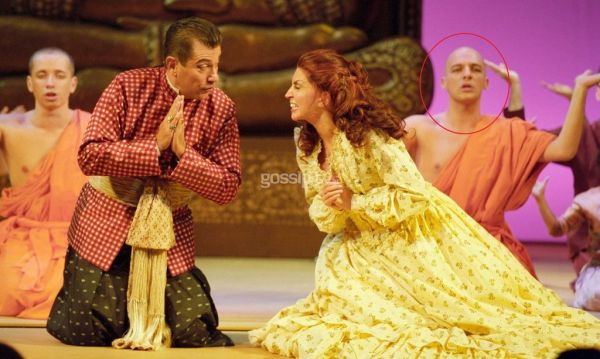 Δείτε τον Νίκο Μουτσινά στον πρώτο του ρόλο στο θέατρο πριν από 12 χρόνια!