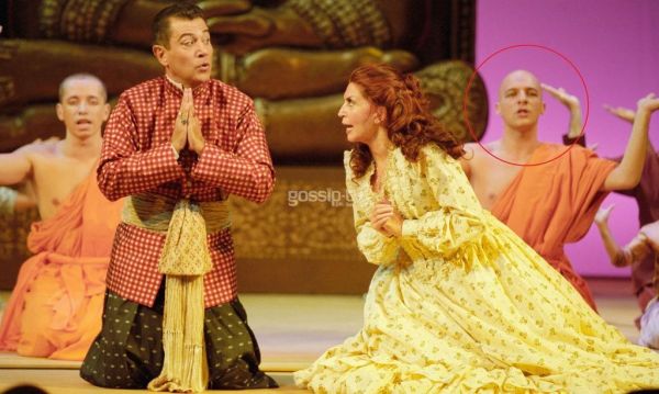 Δείτε τον Νίκο Μουτσινά στον πρώτο του ρόλο στο θέατρο πριν από 12 χρόνια!