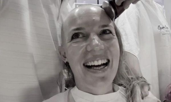 Πράξη που συγκλονίζει! Η φίλη τους διαγνώστηκε με καρκίνο και ξύρισαν όλες το κεφάλι τους! 