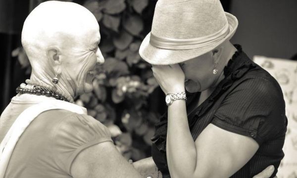 Πράξη που συγκλονίζει! Η φίλη τους διαγνώστηκε με καρκίνο και ξύρισαν όλες το κεφάλι τους! 