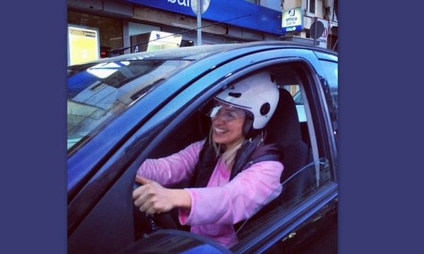 Απίστευτο! Ελληνίδα παρουσιάστρια οδηγεί αυτοκίνητο φορώντας κράνος