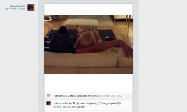 Ποιος αγκαλιάζει με τρυφερότητα την Ρούλα Κορομηλά στον καναπέ της; 