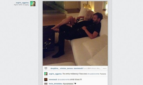 Ποιος αγκαλιάζει με τρυφερότητα την Ρούλα Κορομηλά στον καναπέ της; 