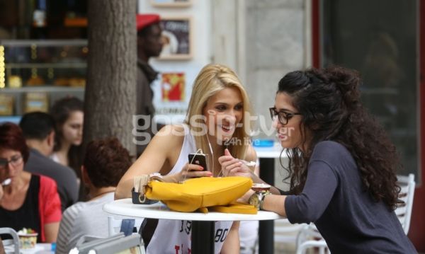 Ποια είναι η κοπέλα δίπλα στην Παπαβασιλείου; Και όμως είναι η… 