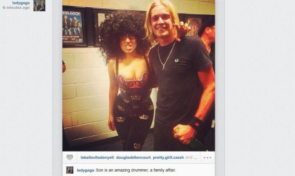 Η Lady Gaga μας δείχνει το… στήθος της