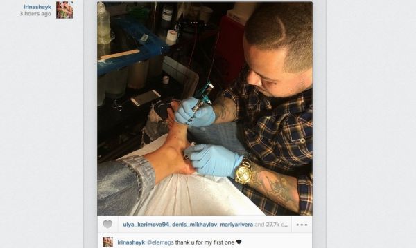 Χτύπησε το πρώτο τατουάζ στο πόδι της